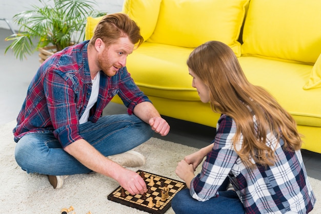 Monopoly na ile osób można grać i kiedy zabawa się rozkręca?